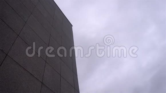 阴云密布气氛阴沉的房子墙视频的预览图
