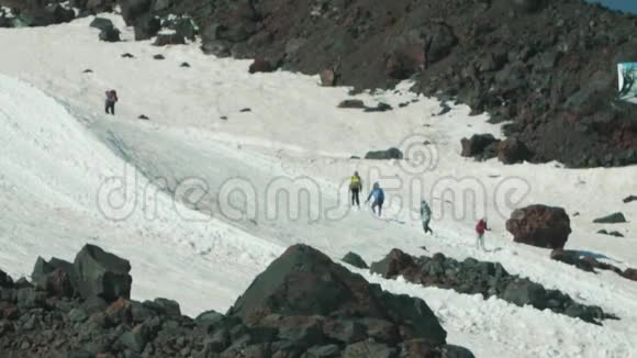 人们在大雪山山坡上漫步游客在小径上漫步视频的预览图