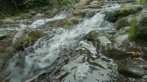 小瀑布与岩石的缓慢运动视频的预览图