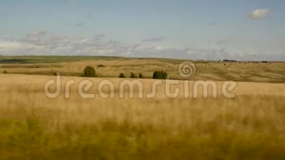 从秋天的田野上的公共汽车上可以看到窗外的景色慢动作视频的预览图