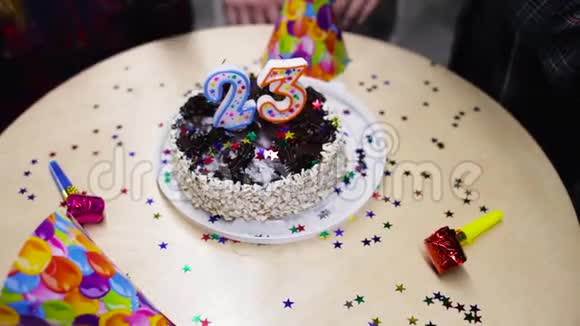 咖啡屋蛋糕生日快乐的最高景观视频的预览图