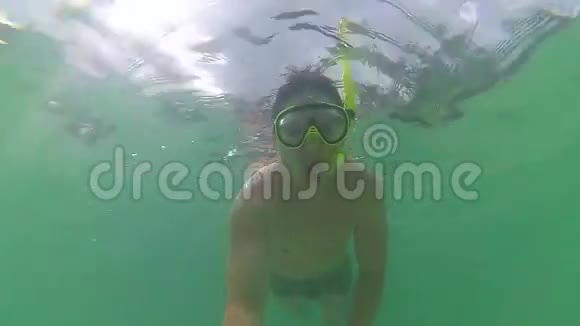 那个家伙用鱼在海里洗澡戴口罩潜水菲律宾泰国视频的预览图
