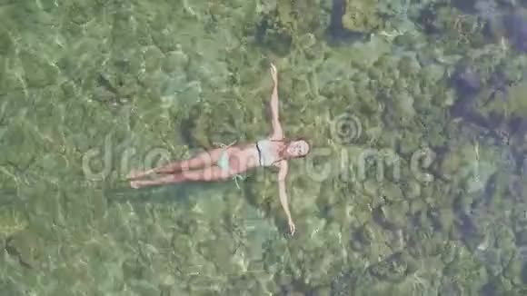 在透明的海洋中展示女孩游泳视频的预览图