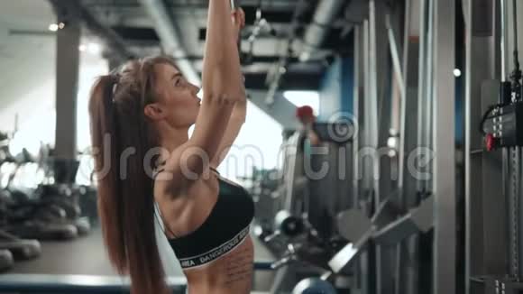 专业运动教练运动女孩完美的健身身体做锻炼艰苦的训练酒吧在倾斜的长凳上视频的预览图
