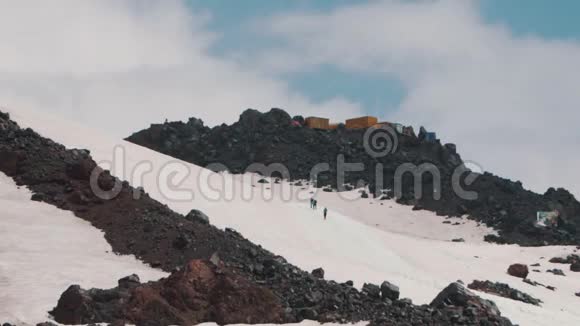 人们登山游客漫步在陡峭的雪山上视频的预览图
