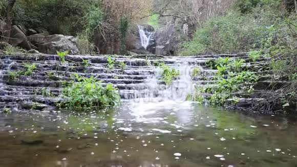 葡萄牙SintraAncos村旁边Moura河的瀑布视频的预览图