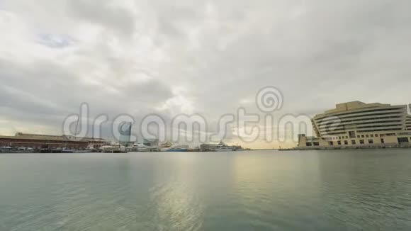 靠近海港的漂亮玻璃酒店视频的预览图