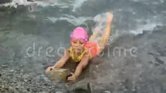 小女孩漂浮在海上视频的预览图