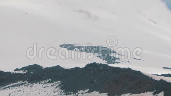 人们登山游客漫步在雪山山坡上视频的预览图