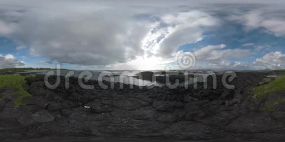 多云天空和海浪的360VR时程毛里求斯岩石海岸景观视频的预览图