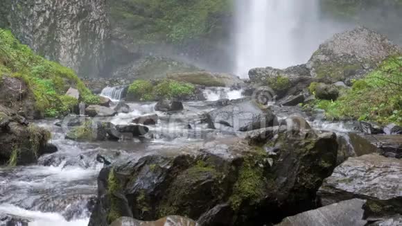 拉托雷尔瀑布底部的落石和急流视频的预览图