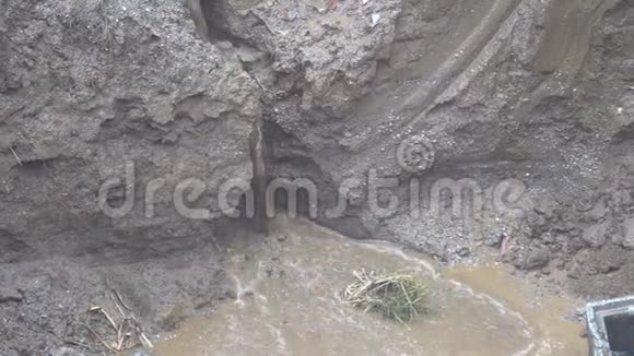 暴风雨和大雨过后小溪在泥泞中泥土从四面八方溢出视频的预览图