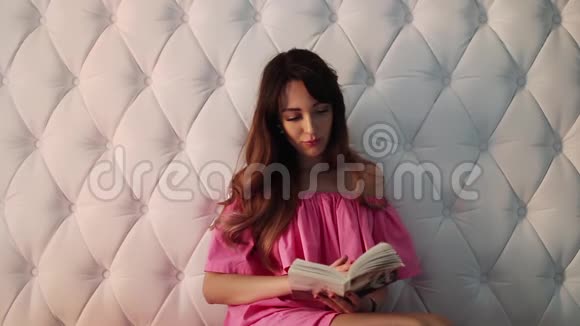 坐在床上看书的美女视频的预览图