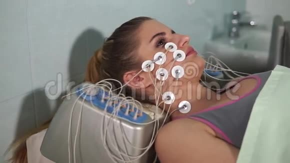 振兴美容面部电刺激程序女病人视频的预览图