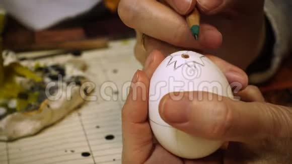 女手创造复活节彩蛋视频的预览图