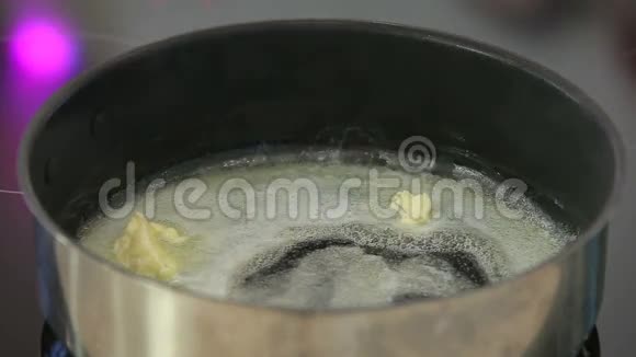 在平底锅中加热黄油视频的预览图