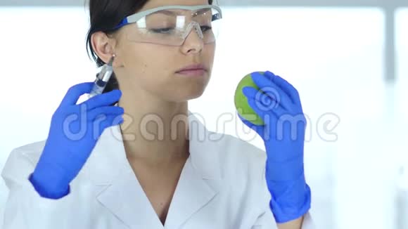 科学家用化学溶液注射苹果进行实验视频的预览图