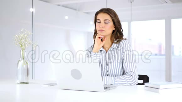 办公室里睡着的女人厌倦了工作视频的预览图