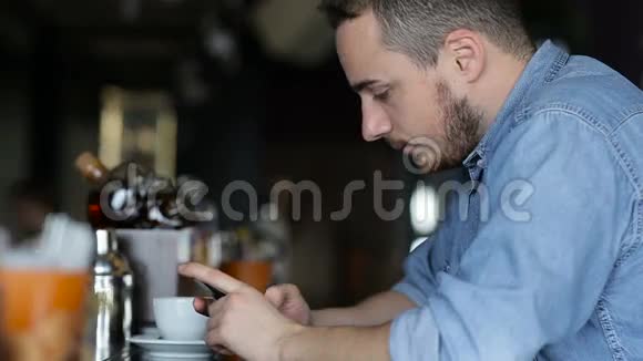 坐在酒吧里的人拨短信视频的预览图