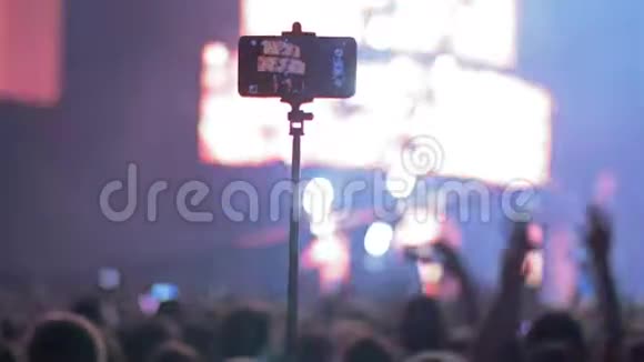 在音乐会上用智能手机拍摄视频视频的预览图