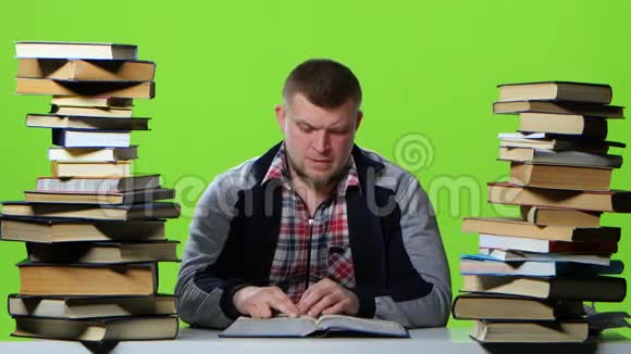人们翻阅教科书时它会头痛绿色屏幕视频的预览图