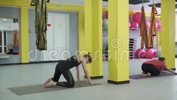 在瑜伽课上女性做一个简单的体式这有助于放松视频的预览图