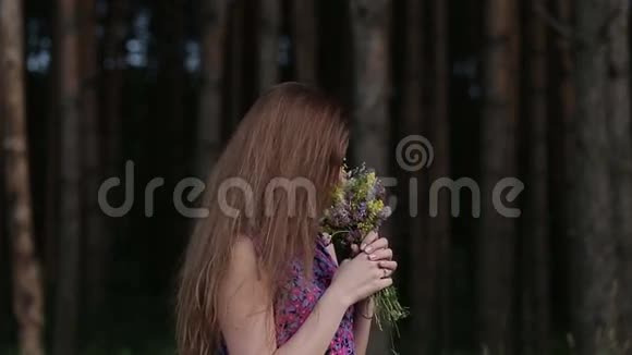森林里有花的女孩视频的预览图