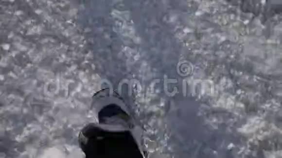 脚穿着滑雪靴穿过雪地视频的预览图