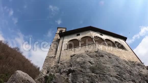 圣帕特里克圣帕特里克神社科尔扎特村贝加莫意大利一个古老的中世纪遗址视频的预览图