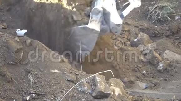 挖土机的铲斗挖出地面运到另一处视频的预览图