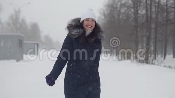 在露天漫步冬天公园的年轻女子视频的预览图