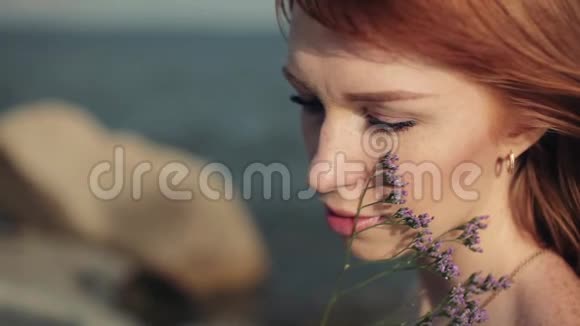 肖像美丽的女孩大海石头视频的预览图