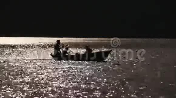 船和划艇的轮廓视频的预览图