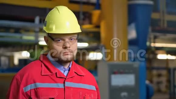 穿制服的工厂工人摆姿势视频的预览图