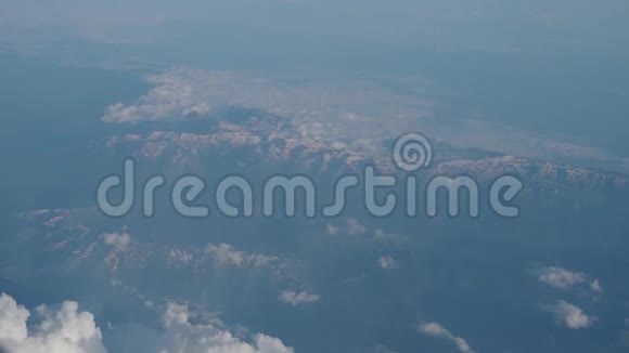 从飞机飞过云层的窗口看4K视频的预览图