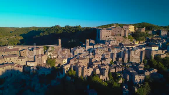 意大利托斯卡纳格罗斯托索拉诺的空中景色山上中世纪村庄日落时的风景视频的预览图