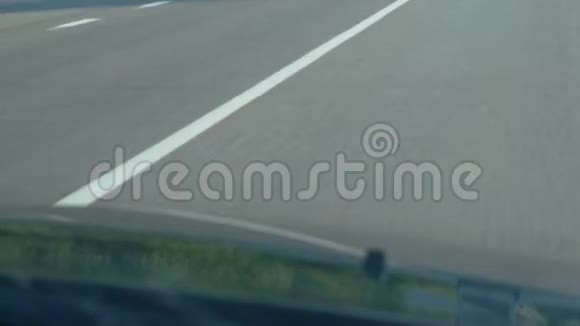 道路标记从一辆移动汽车上视频的预览图