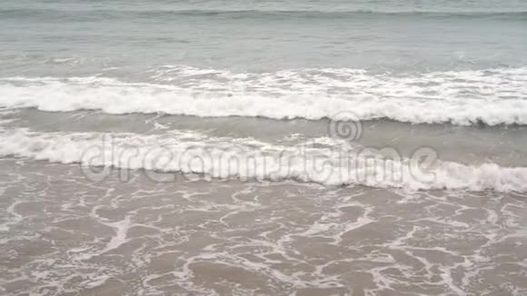 平静的夜晚海洋冲浪泡沫波浪填满了沙滩视频的预览图