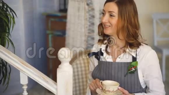 年轻厨师女厨师和她的同事在水果花束店里聊天喝茶视频的预览图