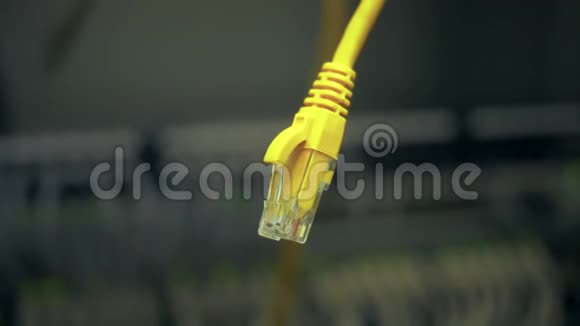 挂在服务器机架上的黄色以太网电缆视频的预览图