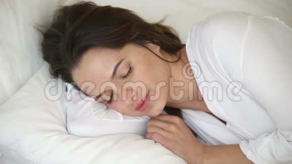 席琳女人躺在柔软的枕头上睡得很好视频的预览图