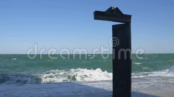 大型波浪破碎混凝土海前堤视频的预览图