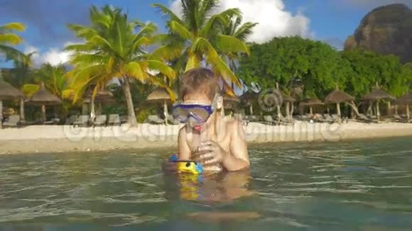 男孩潜水用防水相机拍照视频的预览图