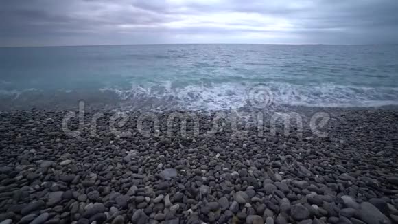 地中海上的波浪和岩石视频的预览图
