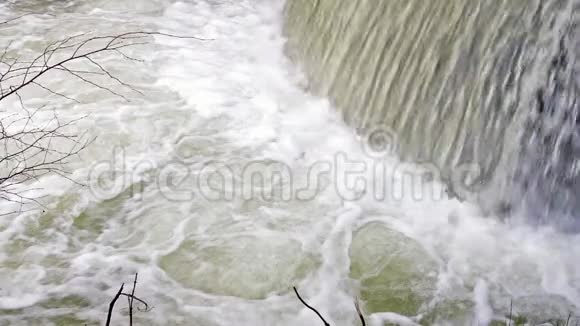 河中的瀑布电影录像视频的预览图
