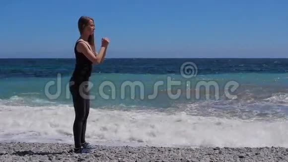 年轻女子在海边蹲着慢动作高清视频视频的预览图
