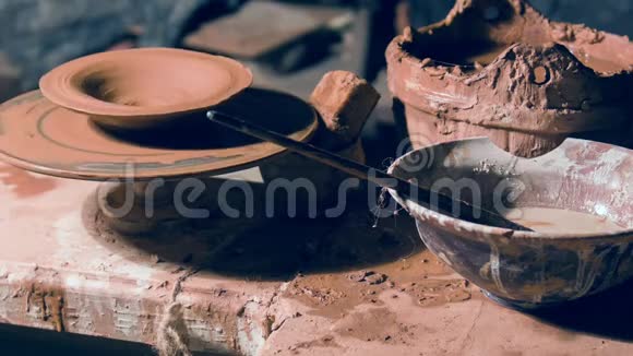 手工制作的陶土碗旋转着踢脚轮视频的预览图