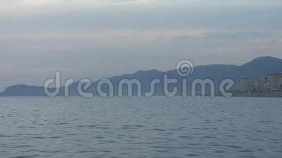 在风中航行穿过海浪高清帆船在地中海的海面上全速前进视频的预览图