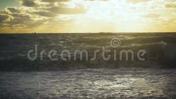 慢慢地一股巨浪正在岸边打视频的预览图