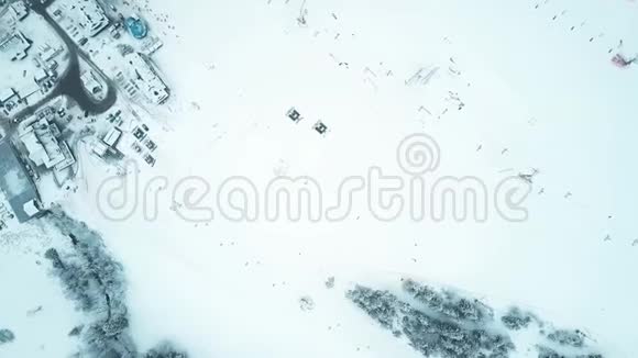 从山顶向下俯瞰两只雪猫或雪修复者在山上滑雪坡视频的预览图